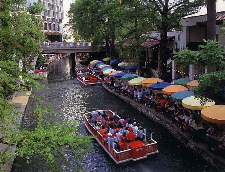 Boatride along the Riverwalk